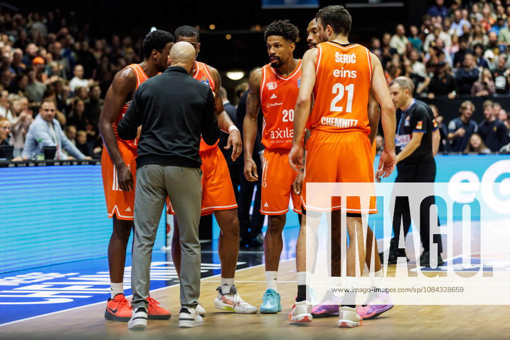 GER, BBL, easyCredit Basketball Bundesliga, Chemnitz, Niners Chemnitz FC Bayern Munich Basketball Rodrigo Pastore, Head Coach of the Niners Chemnitz, speaks with his players at the Chemnitz Trade Fair, Chemnitz, Saxony, Germany