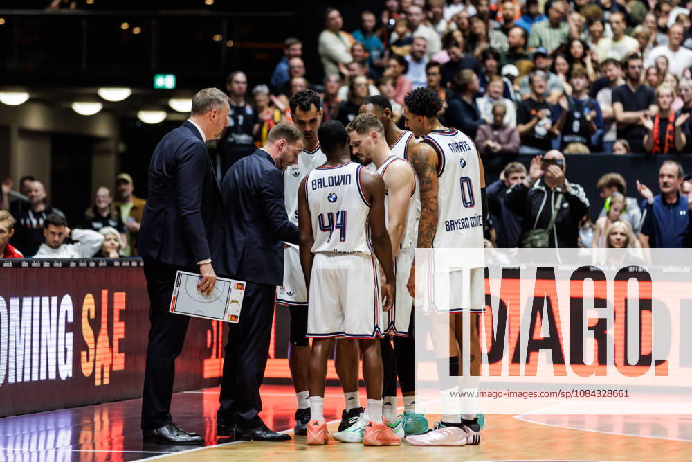 GER, BBL, easyCredit Basketball Bundesliga, Chemnitz, Niners Chemnitz FC Bayern Munich Basketball Anton Gavel, coach of FC Bayern Munich Basketball, talks with his players at the Chemnitz Trade Fair, Chemnitz, Saxony, Germany