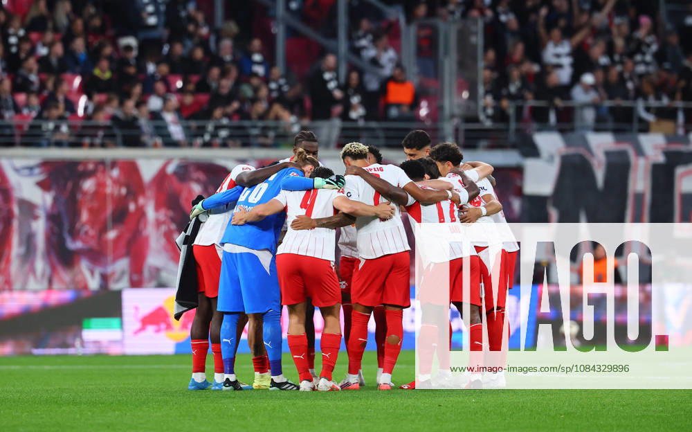 RB Leipzig vs. Frankfurt, Bundesliga, Leipzig, October 10, 2026, Red Bull Arena, Soccer, Bundesliga, Matchday 5, RB Leipzig vs. SG Eintracht Frankfurt, Pictured: RB Leipzig players forming a circle,