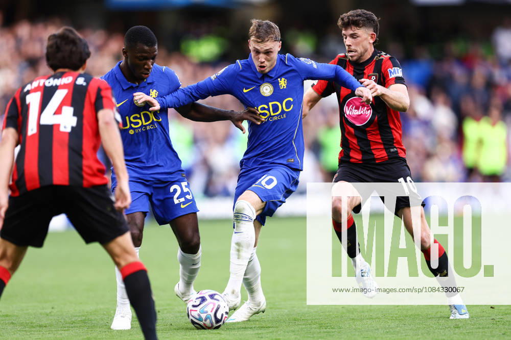 Chelsea gegen Bournemouth, 10. Oktober 2026, London, Premier League, Fußball: Chelsea gegen Bournemouth. Cole Palmer von Chelsea wird von Ryan Christie von Bournemouth unter Druck gesetzt, während dieser Moises Caicedo von Chelsea aus dem Weg schiebt. Foto: Jacques Feeney, Offside, London, Großbritannien