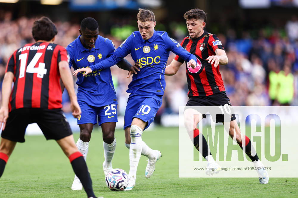 Chelsea gegen Bournemouth, 10. Oktober 2026, London, Premier League, Fußball: Chelsea gegen Bournemouth. Cole Palmer von Chelsea wird von Ryan Christie von Bournemouth unter Druck gesetzt, während dieser Moises Caicedo von Chelsea aus dem Weg schiebt. Foto: Jacques Feeney, Offside, London, Großbritannien