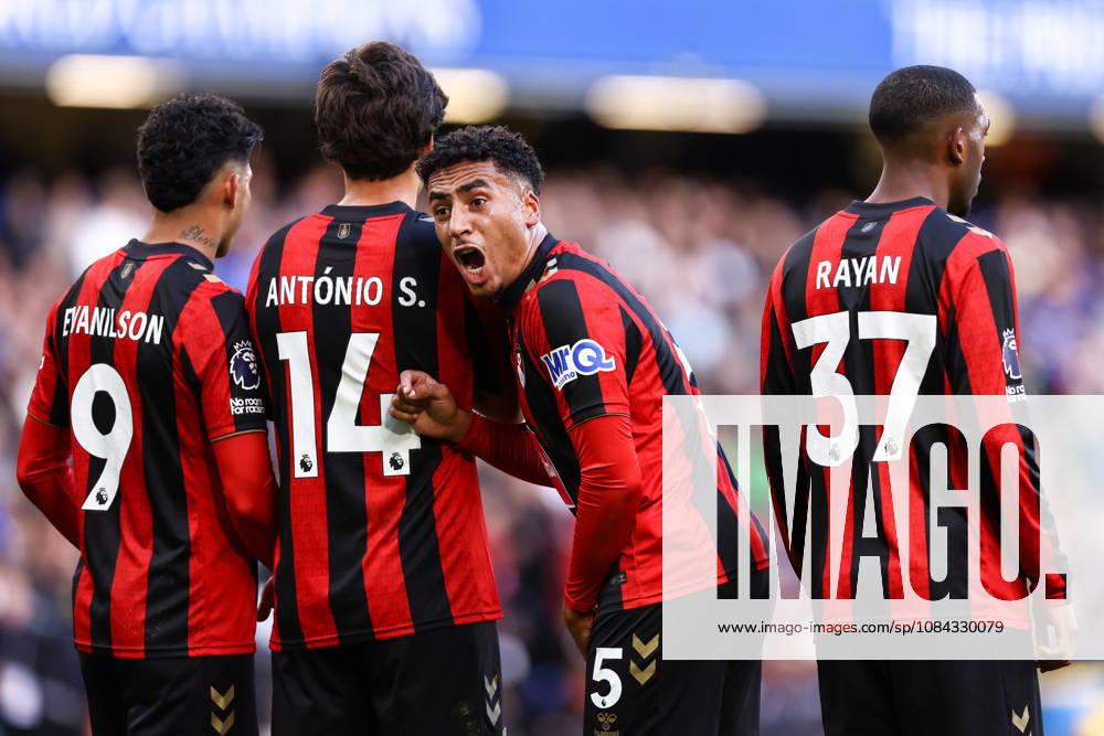 Chelsea gegen Bournemouth, 10. Oktober 2026, London, Premier League, Fußball: Chelsea gegen Bournemouth – James Hill von Bournemouth dreht sich in der Abwehrmauer um, um dem Torwart Anweisungen zuzurufen. Foto: Jacques Feeney, Abseits, London, Großbritannien