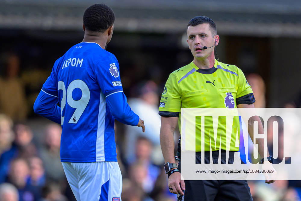 IPSWICH, ENGLAND OCTOBER 10 - Referee Lewis Smith talking with Chuba Akpom of Ipswich Town during the Premier League game between Ipswich Town and Fulham at Portman Road on October 10, 2026 in Ipswich, England. (Photo by Keeran Marquis Sports Press Photo)