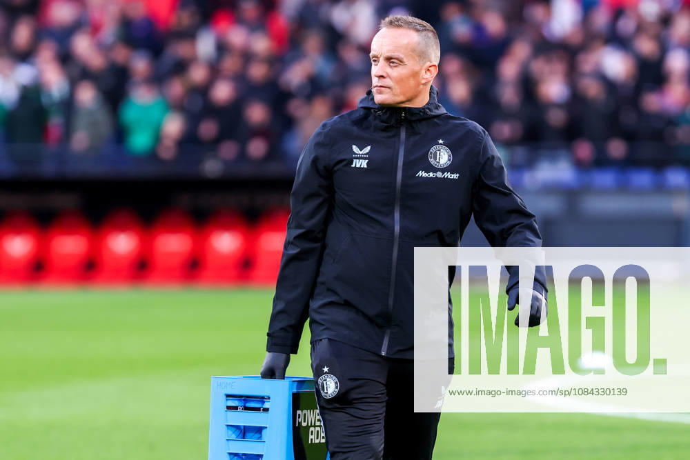 2026-10-10 Feyenoord v AZ Alkmaar - Dutch Eredivisie ROTTERDAM, NETHERLANDS - OCTOBER 10: Warming up of Physiotherapist Jasper van Kempen of Feyenoord during the Dutch Eredivisie match between Feyenoord and AZ Alkmaar at Stadion Feijenoord on October 10, 2026 in Rotterdam, Netherlands. Rotterdam Stadion Feijenoord Netherlands Content not available for redistribution in The Netherlands directly or indirectly through any third parties.
