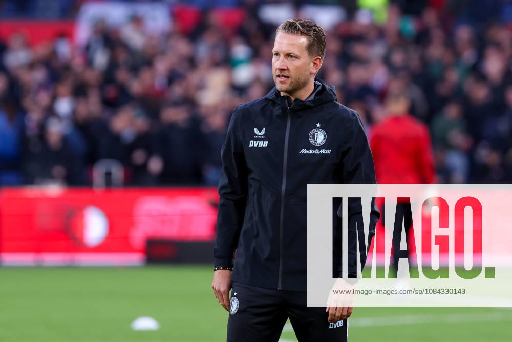 2026-10-10 Feyenoord v AZ Alkmaar - Dutch Eredivisie ROTTERDAM, NETHERLANDS - OCTOBER 10: Warming up of Assistant coach Davey van den Berg of Feyenoord during the Dutch Eredivisie match between Feyenoord and AZ Alkmaar at Stadion Feijenoord on October 10, 2026 in Rotterdam, Netherlands. Rotterdam Stadion Feijenoord Netherlands Content not available for redistribution in The Netherlands directly or indirectly through any third parties.