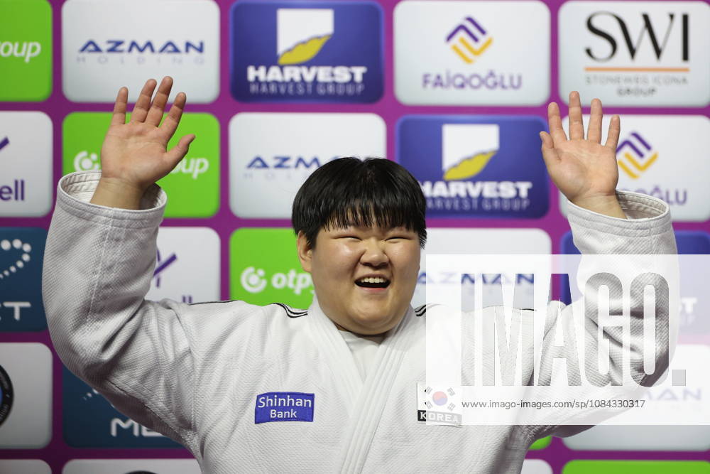 AZERBAIJAN, BAKU - OCTOBER 10, 2026: South Korea s Lee Hyeon-ji celebrates her gold medal during a victory ceremony for the women s heavyweight event as the 2026 World Judo Championships takes place at the National Gymnastics Arena 2026 World Judo Championships In Baku - ZUMAt113 20261010_zaa_t113_494