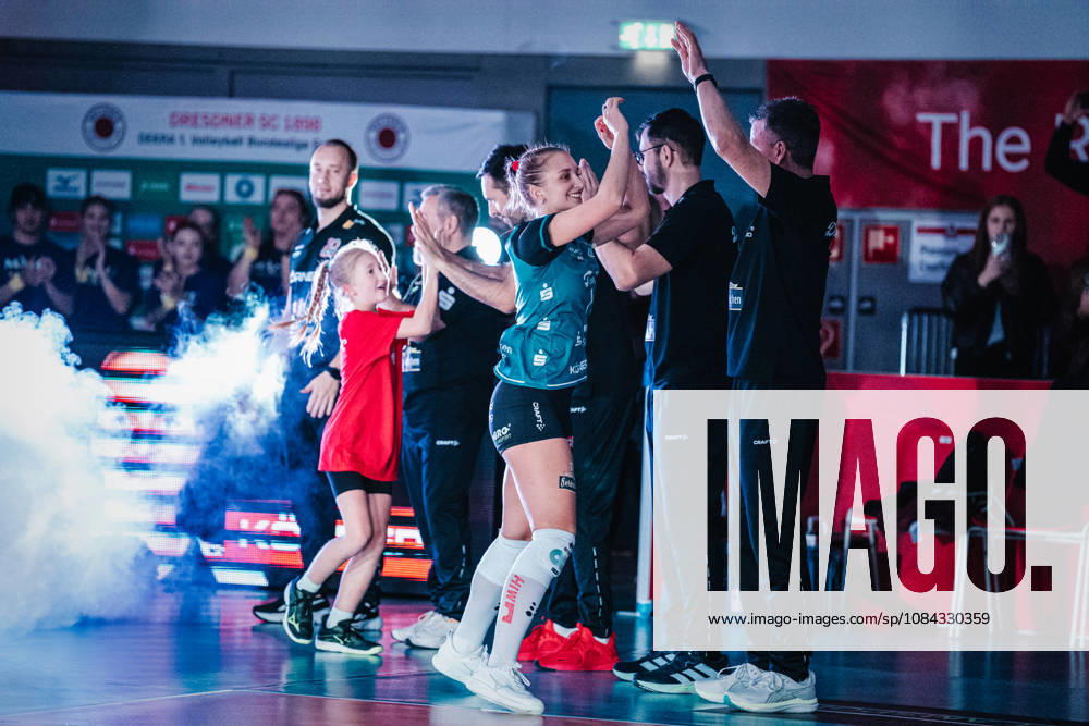 Pictured: Dresdner SC players entering the court—Patricia Nestler 1, Dresdner SC 10 10 2026, Dresdner SC vs. Allianz MTV Stuttgart, DEKRA Women s Bundesliga 1, Volleyball, Germany, Dresden, Cyberport Arena