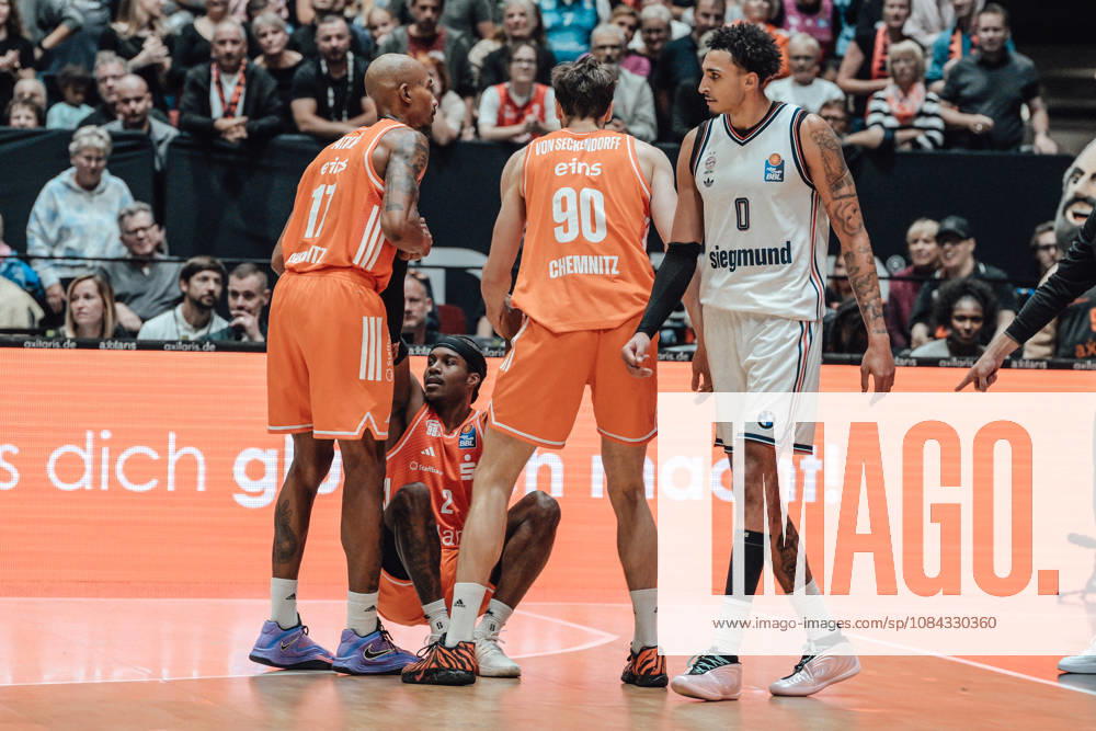 EasyCredit Basketball Bundesliga, Matchday 5, Niners Chemnitz vs. Bayern Munich, October 10, 2026, starting at 4:00 p.m., Chemnitz, Chemnitz Arena. Pictured: 17 Darion Atkins, 90 Jannis von Seckendorf, 02 Stefan Smith, 00 Miles Norris easyCredit Basketball Bundesliga, Matchday 5, Niners Chemnitz vs. Bayern Munich, Chemnitz, Saxony, Germany