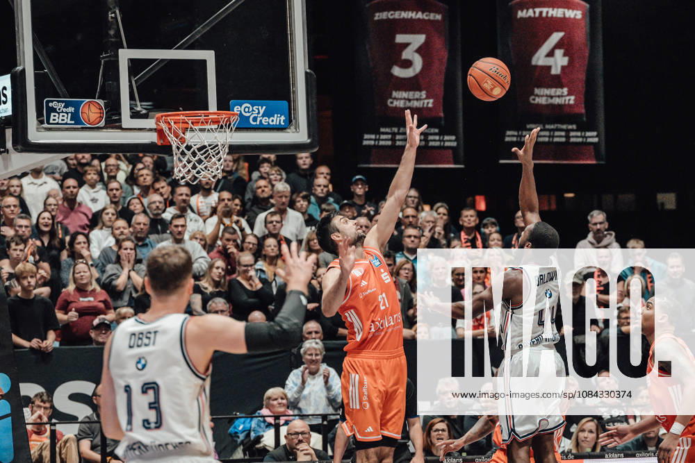 EasyCredit Basketball Bundesliga, Matchday 5, Niners Chemnitz vs. Bayern Munich, October 10, 2026, starting at 4:00 p.m., Chemnitz, Chemnitz Arena. Pictured: No. 21 Mateo Seric, 44 Kamar Baldwin easyCredit Basketball Bundesliga, Matchday 5, Niners Chemnitz vs. Bayern Munich, Chemnitz, Saxony, Germany