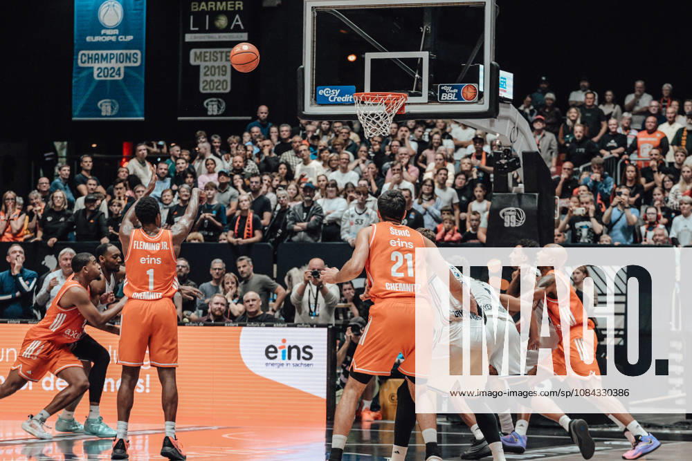 EasyCredit Basketball Bundesliga, Matchday 5, Niners Chemnitz vs. Bayern Munich, October 10, 2026, starting at 4:00 p.m., Chemnitz, Chemnitz Arena. In Photo 01: Oscar da Silva, 21 Mateo Seric easyCredit Basketball Bundesliga, Matchday 5, Niners Chemnitz vs. Bayern Munich, Chemnitz, Saxony, Germany