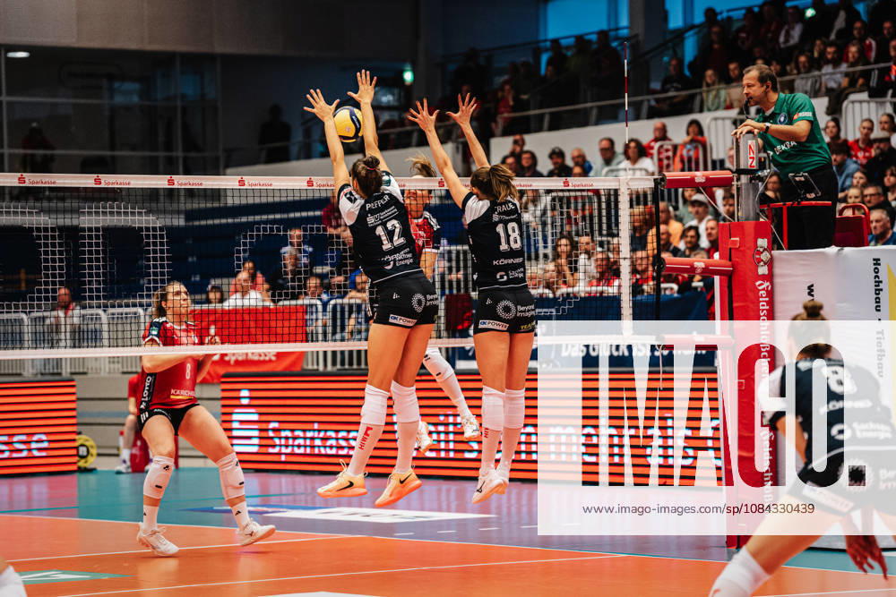 In the photo: Block by Sarah Straube, 18, Dresdner SC, and Mette Pfeffer, 12, Dresdner SC, October 10, 2026, Dresdner SC vs. Allianz MTV Stuttgart, DEKRA 1 Bundesliga Women, Volleyball, Germany, Dresden, Cyberport Arena