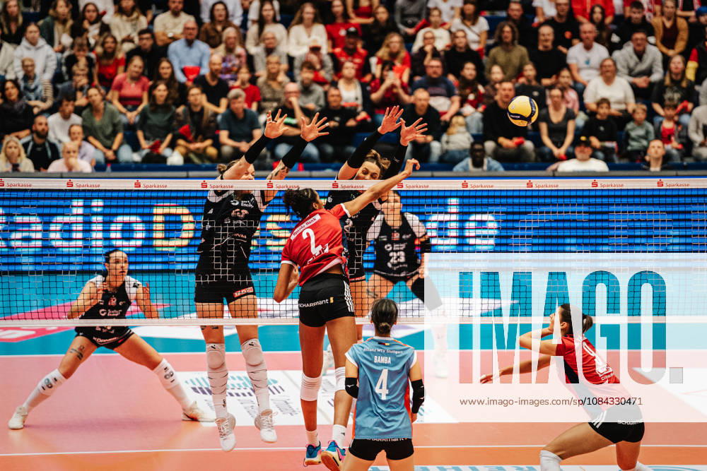 In the photo: Block by Mette Pfeffer 12, Dresdner SC 10 10 2026, Dresdner SC vs. Allianz MTV Stuttgart, DEKRA 1 Bundesliga Women, Volleyball, Germany, Dresden, Cyberport Arena