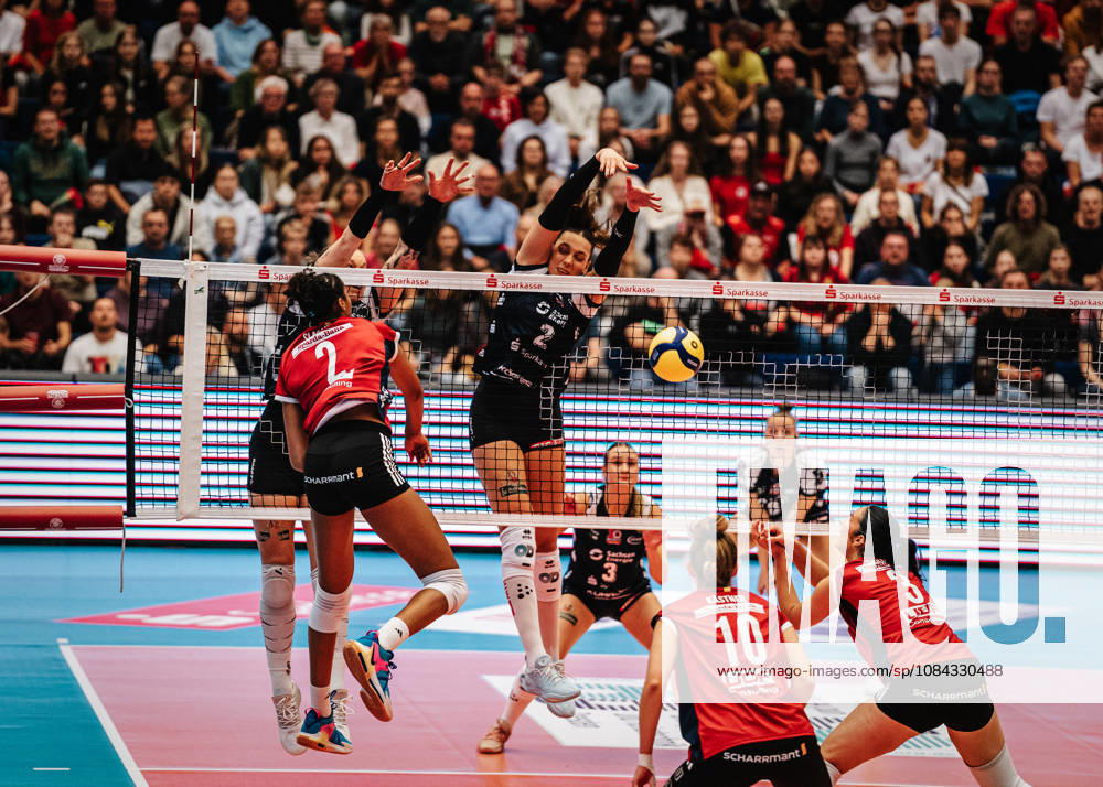 In the photo: Block through Dresden, Lena Olliges 3, Dresdner SC 10 10 2026, Dresdner SC vs. Allianz MTV Stuttgart, DEKRA 1 Bundesliga Women, Volleyball, Germany, Dresden, Cyberport Arena