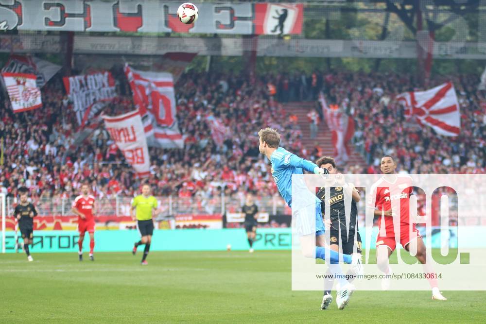Berlin, Germany, October 10, 2026, Alte Försterei Stadium, Matchday 5, 2026–27 Season, 1 Bundesliga: Union Berlin vs. SV Elversberg; Frederik Rönnow 1, Union Berlin heads the ball away from Noah Darvich 10, SV Elversberg, and Felix Uduokhai 2, Union Berlin