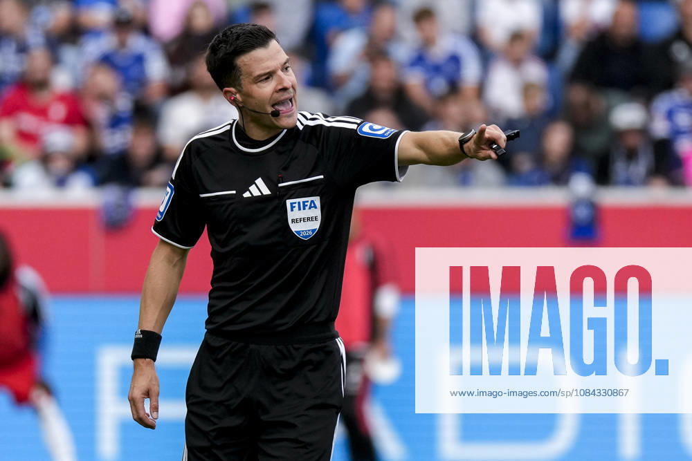 Referee Harm Osmers gives instructions, gestures, waves his arms; single frame, single photo, action, 10 10 2026, Sinsheim, Germany, soccer, Bundesliga, TSG 1899 Hoffenheim vs. Hamburger SV, DFB and DFL regulations prohibit any use of photographs as image sequences and or quasi-video