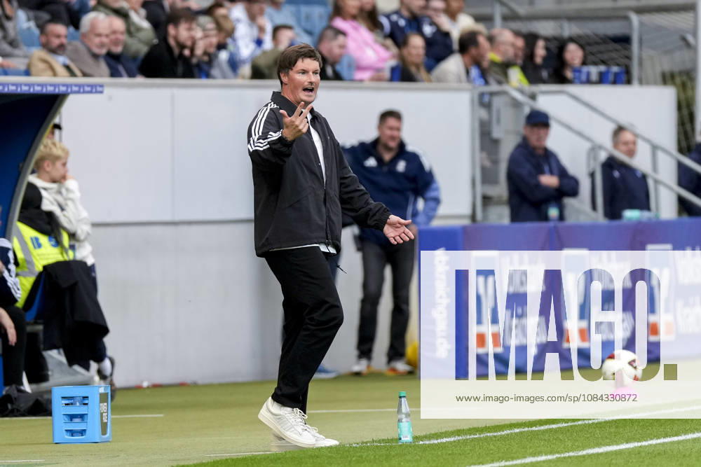 Merlin Polzin, coach and head coach of HSV, gives instructions, gesturing with his arms; cutout, full-body, single frame, single photo, action, on the sidelines, at the sideline, 10 10 2026, Sinsheim, Germany, soccer, Bundesliga, TSG 1899 Hoffenheim, Hamburger SV; DFB and DFL regulations prohibit any use of photographs as image sequences and or quasi-video