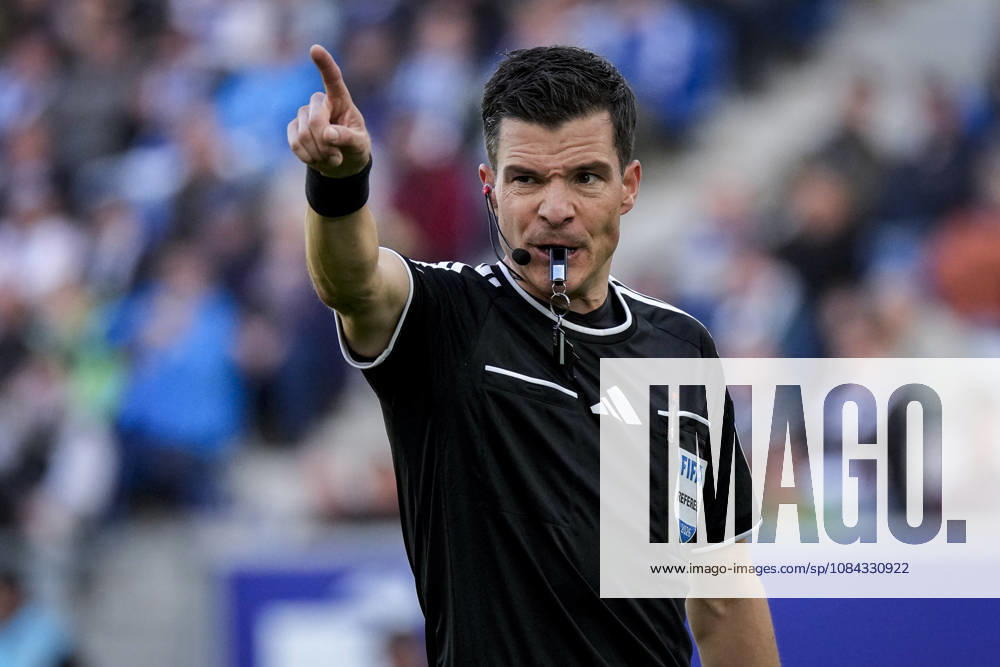 Referee Harm Osmers gives instructions, gestures, waves his arms; single frame, single photo, action, 10 10 2026, Sinsheim, Germany, soccer, Bundesliga, TSG 1899 Hoffenheim vs. Hamburger SV, DFB and DFL regulations prohibit any use of photographs as image sequences and or quasi-video