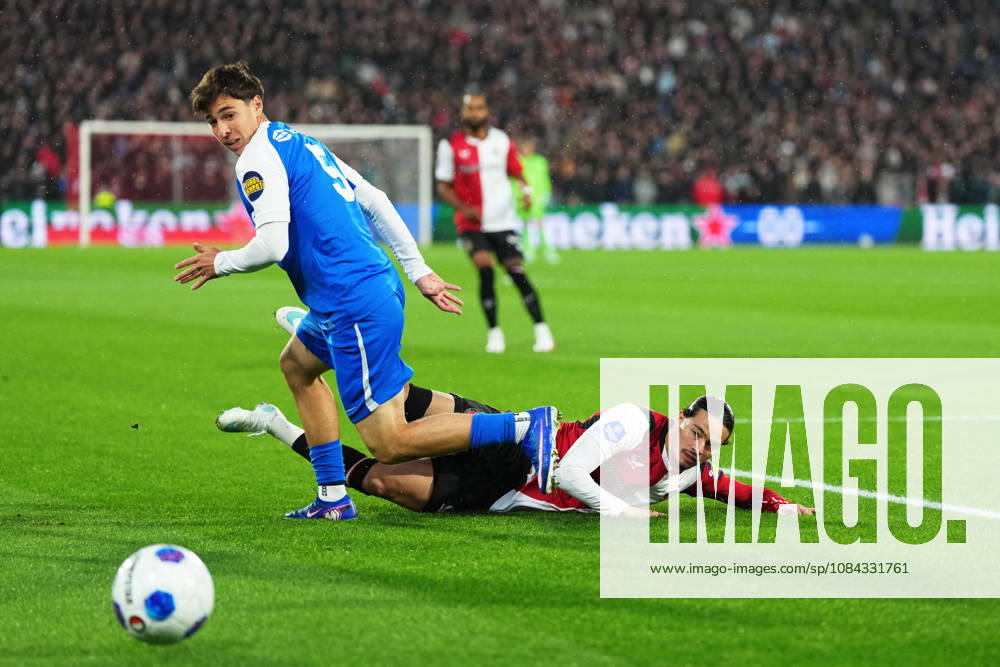 Eredivisie: Feyenoord Rotterdam v AZ Alkmaar Rotterdam - Mateo Chavez of AZ Alkmaar, Anis Hadj Moussa of Feyenoord during the eight competition round of the 2026 2027 Eredivisie season. The match is set between Feyenoord Rotterdam and AZ Alkmaar at Stadion Feijenoord on 10 October 2026 in Rotterdam, Netherlands.