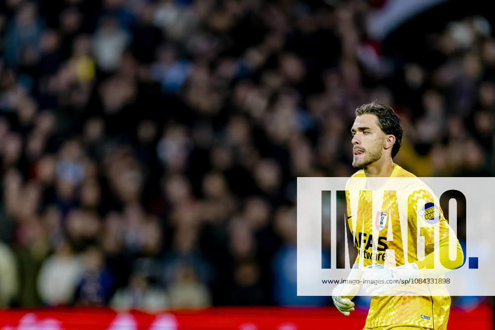 ROTTERDAM AZ Alkmaar goalkeeper Jari De Busser during the Vriendenloterij Eredivisie match between Feyenoord and AZ at De Kuip on October 10, 2026, in Rotterdam, the Netherlands. Photo by DeFodi Images