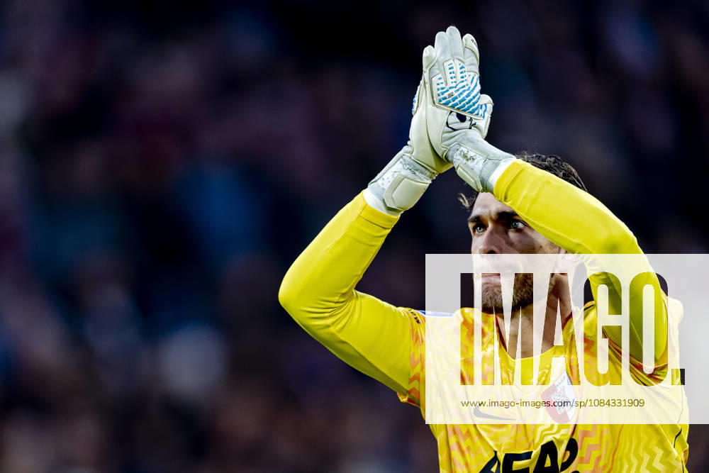 ROTTERDAM AZ Alkmaar goalkeeper Jari De Busser during the Vriendenloterij Eredivisie match between Feyenoord and AZ at De Kuip on October 10, 2026, in Rotterdam, the Netherlands. Photo by DeFodi Images