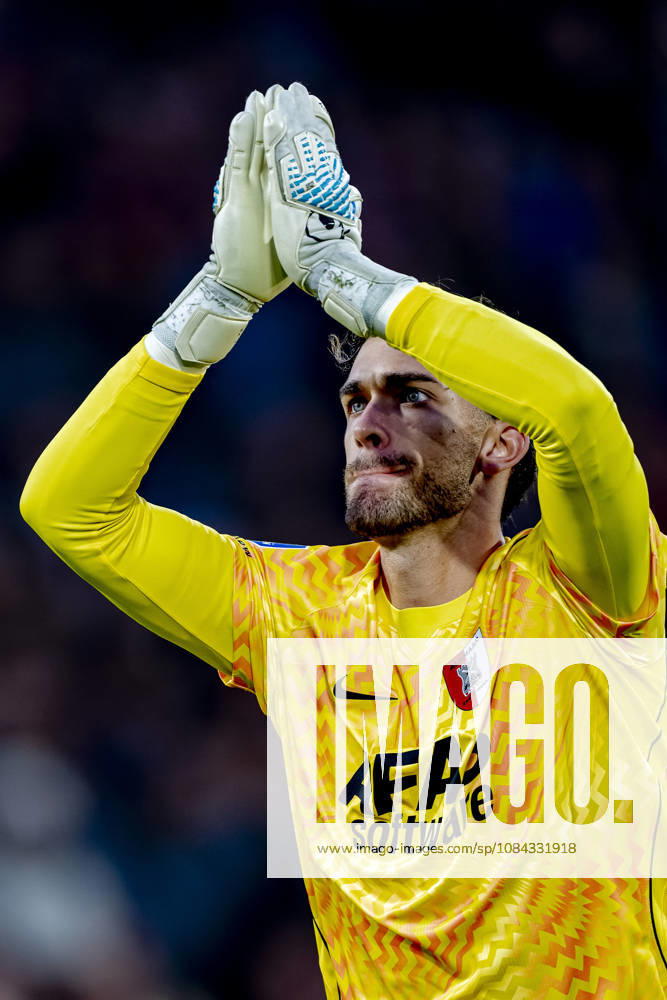 ROTTERDAM AZ Alkmaar goalkeeper Jari De Busser during the Vriendenloterij Eredivisie match between Feyenoord and AZ at De Kuip on October 10, 2026, in Rotterdam, Netherlands. Photo by DeFodi Images