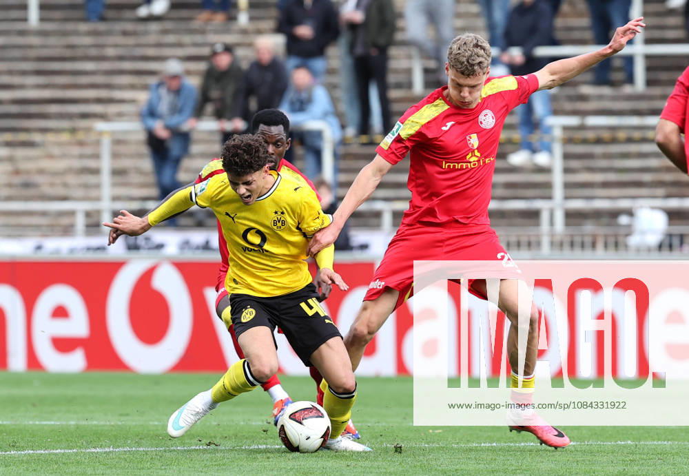 2026–27 season, Regionalliga West, Matchday 12 at Rote Erde Stadium in Dortmund, BVB Borussia Dortmund II vs. SG Wattenscheid 09, Samuele Inacio (BVB II) vs. Henri Bollmann (SGW), from left