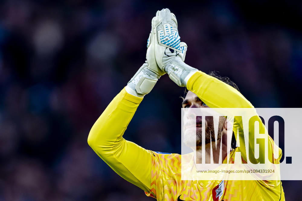 ROTTERDAM AZ Alkmaar goalkeeper Jari De Busser during the Vriendenloterij Eredivisie match between Feyenoord and AZ at De Kuip on October 10, 2026, in Rotterdam, the Netherlands. Photo by DeFodi Images