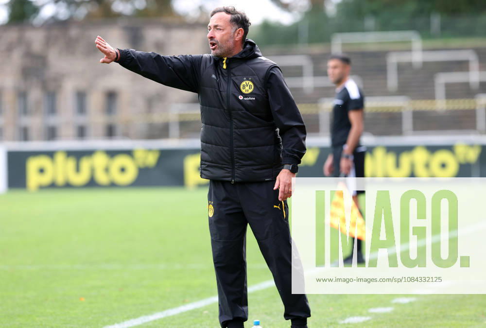2026–27 season, Regionalliga West, Matchday 12 at Rote Erde Stadium in Dortmund, BVB Borussia Dortmund II vs. SG Wattenscheid 09, Coach Daniel Rios, BVB II gives instructions to his team