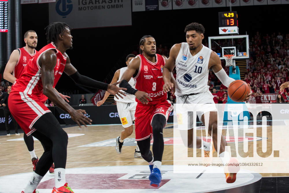 Bamberg, Germany, October 10, 2026; easyCredit BBL 2026–2027, Matchday 5; BMA365 Bamberg Baskets vs. Syntainics MBC; Pictured from left: Jordan Wright (Bamberg) and Kostja Mushidi (MBC Weißenfels); Brose Arena, Bavaria