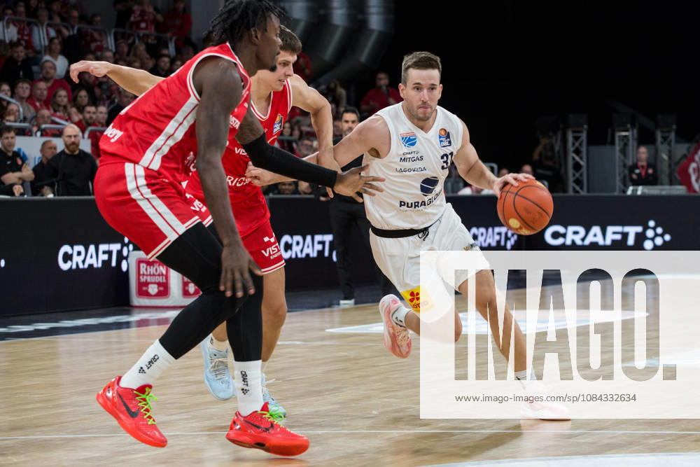 Bamberg, Germany, October 10, 2026; easyCredit BBL 2026–2027, Matchday 5; BMA365 Bamberg Baskets vs. Syntainics MBC; Pictured: Spencer Reaves of MBC Weißenfels drives through the Bamberg zone; Brose Arena, Bavaria