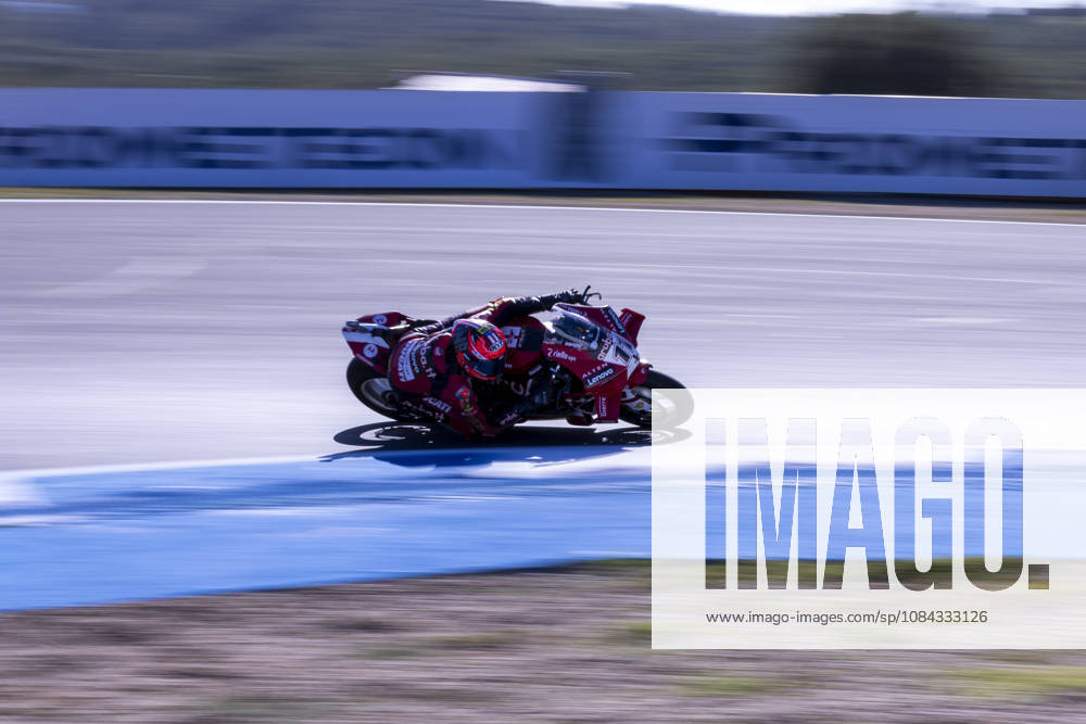 ESTORIL, PORTUGAL - OCTOBER 10: Nicolo Bulega of Italy and Aruba.it Racing - Ducati competes during Race 1 during day two of the World Superbikes Estoril Round at Circuito Estoril on October 10, 2026 in Estoril, Portugal. Cascais Portugal - ZUMAl192 20261010_zsp_l192_105