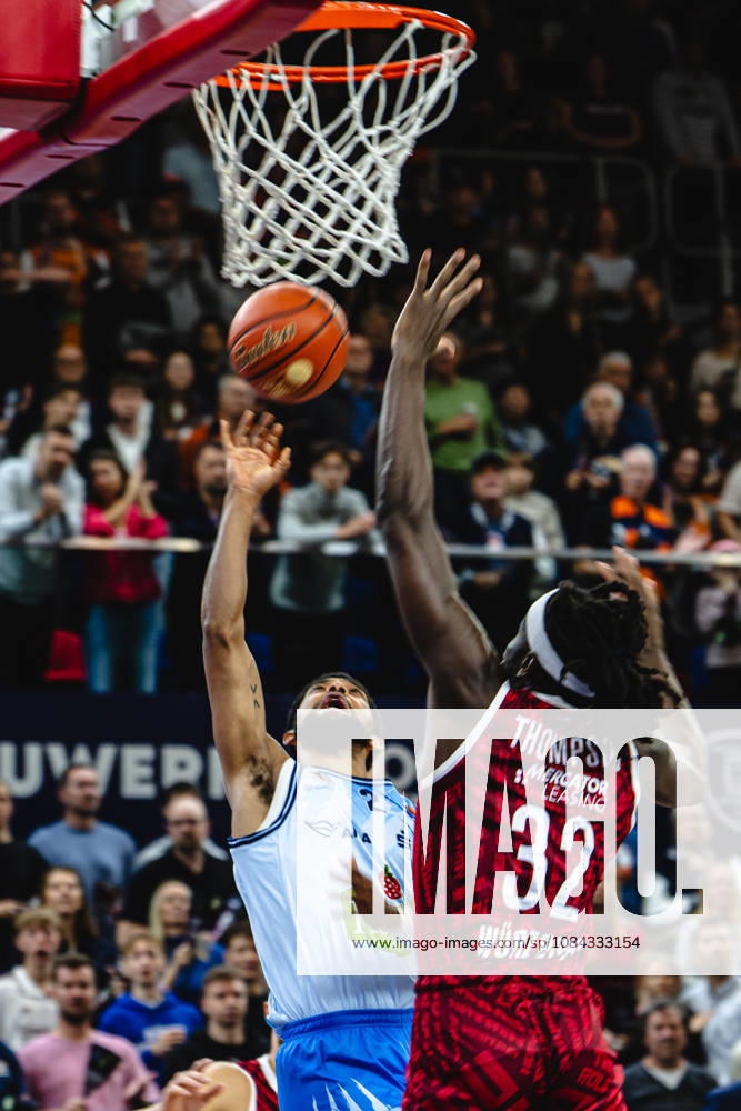 Rostock, Germany, October 10, 2026; easyCredit BBL 2026–2027, Matchday 5: Rostock Seawolves vs. Fitness First Würzburg Baskets. Pictured, from left: Zach Copeland of the Rostock Seawolves and Charles Thompson of the Fitness First Würzburg Baskets.