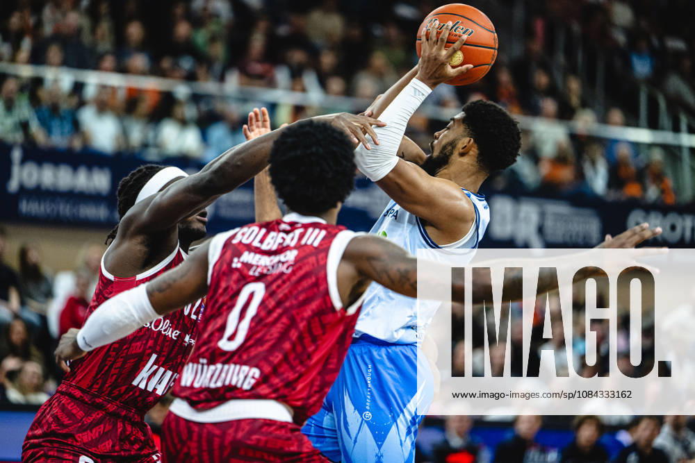 Rostock, Germany, October 10, 2026, easyCredit BBL 2026–2027, Game Day 5: Rostock Seawolves vs. Fitness First Würzburg Baskets. Pictured, from left, in a one-on-one matchup: Charles Thompson of the Fitness First Würzburg Baskets and Zach Copeland of the Rostock Seawolves.