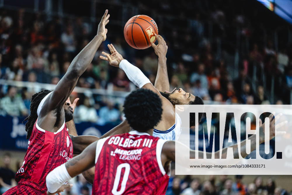Rostock, Germany, October 10, 2026, easyCredit BBL 2026–2027, Game Day 5: Rostock Seawolves vs. Fitness First Würzburg Baskets. Pictured, from left, in a one-on-one matchup: Charles Thompson of the Fitness First Würzburg Baskets and Zach Copeland of the Rostock Seawolves.