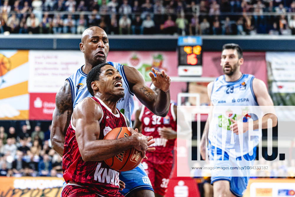 Rostock, Germany, October 10, 2026, easyCredit BBL 2026–2027, Game Day 5: Rostock Seawolves vs. Fitness First Würzburg Baskets. Pictured, from left, in a one-on-one matchup: DeAndre Lansdowne of the Rostock Seawolves and Kenny Dye of the Fitness First Würzburg Baskets