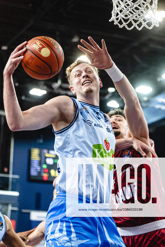 Rostock, Germany, October 10, 2026; easyCredit BBL 2026–2027, Matchday 5: Rostock Seawolves vs. Fitness First Würzburg Baskets. Pictured, from left: Bent Leuchten of the Rostock Seawolves and Leo Saffer of the Fitness First Würzburg Baskets.