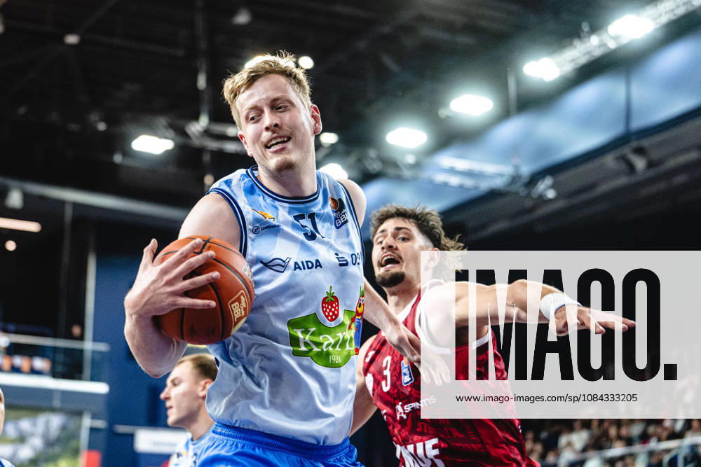 Rostock, Germany, October 10, 2026; easyCredit BBL 2026–2027, Matchday 5: Rostock Seawolves vs. Fitness First Würzburg Baskets. Pictured, from left: Bent Leuchten of the Rostock Seawolves and Leo Saffer of the Fitness First Würzburg Baskets.