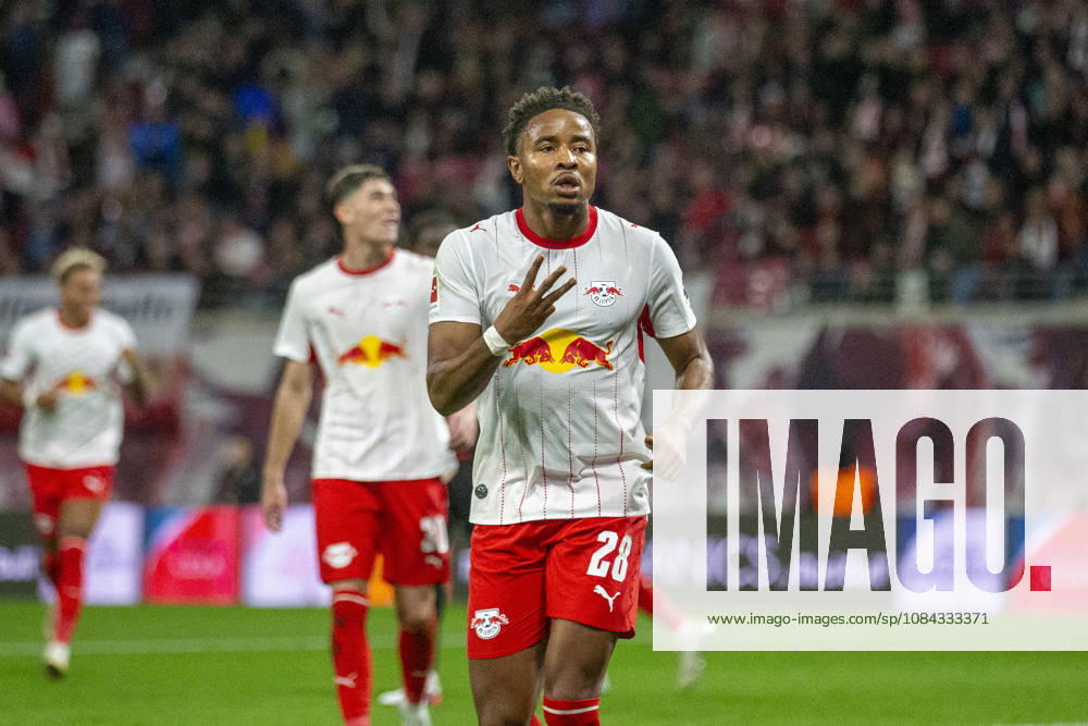 GER, Leipzig, Fussball, Bundesliga, 5. Spieltag, RB Leipzig vs. Eintracht Frankfurt im Bild v.l.: Christopher Nkunku (RB Leipzig 28), Torjubel , zeigt drei Tore mit Fingergeste 10.10.2026, Red-Bull Arena Leipzig DFL DFB REGULATIONS PROHIBIT ANY USE OF PHOTOGRAPHS AS IMAGE SEQUENCES AND OR QUASI-VIDEO, Leipzig Red-Bull Arena Sachsen Germany