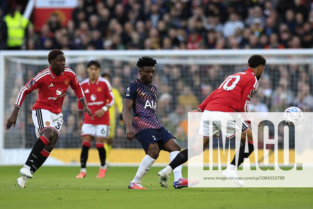 Manchester United, ManU v Tottenham Hotspur, Premier League Mohammed Kudus (20) of Tottenham Hotspur passes the ball during the Premier League match between Manchester United and Tottenham Hotspur at Old Trafford, Manchester, UK on 10 October 2026. Manchester Old Trafford Greater Manchester UK Editorial use only DataCo restrictions apply See www.football-dataco.com ,