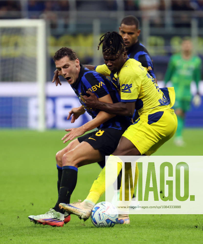 Inter Milans Petar Sicic (L) challenges for the ball with Parmas El Bilal Tourà during the Italian serie A soccer match between Inter and Parma at Giuseppe Meazza stadium in Milan, 10 October 2026..ANSA MATTEO BAZZI. Serie A: Inter Vs Parma - ZUMAa110 20261010_zaf_a110_039