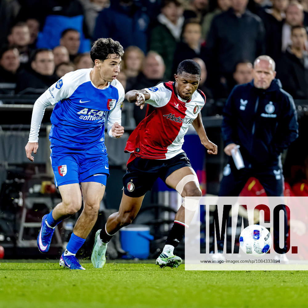 ROTTERDAM AZ Alkmaar defender Mateo Chavez and SC Feyenoord Rotterdam defender Givairo Read during the Vriendenloterij Eredivisie match between Feyenoord and AZ at De Kuip on October 10, 2026, in Rotterdam, Netherlands. Photo by DeFodi Images
