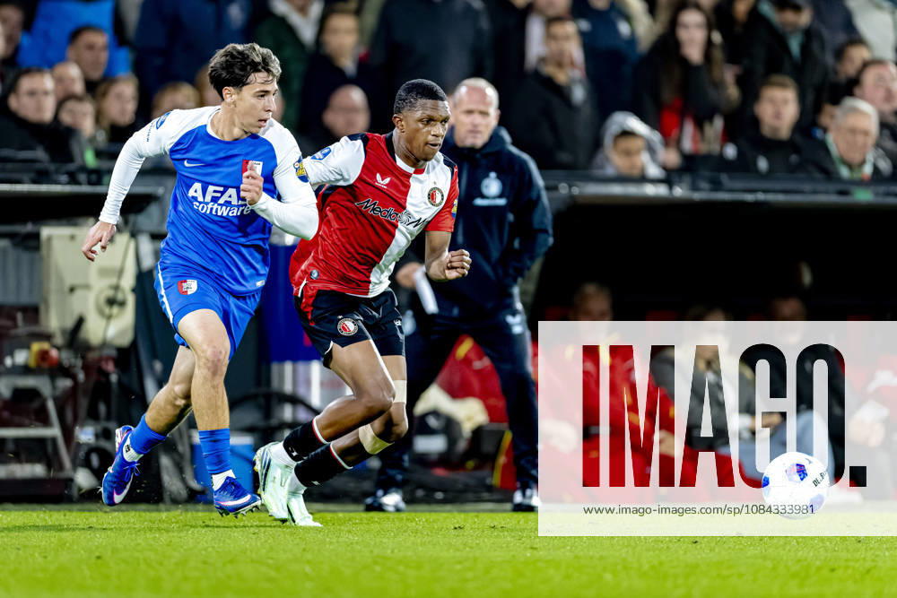 ROTTERDAM: AZ Alkmaar defender Mateo Chavez and SC Feyenoord Rotterdam defender Givairo Read during the Vriendenloterij Eredivisie match between Feyenoord and AZ at De Kuip on October 10, 2026, in Rotterdam, the Netherlands. Photo by DeFodi Images