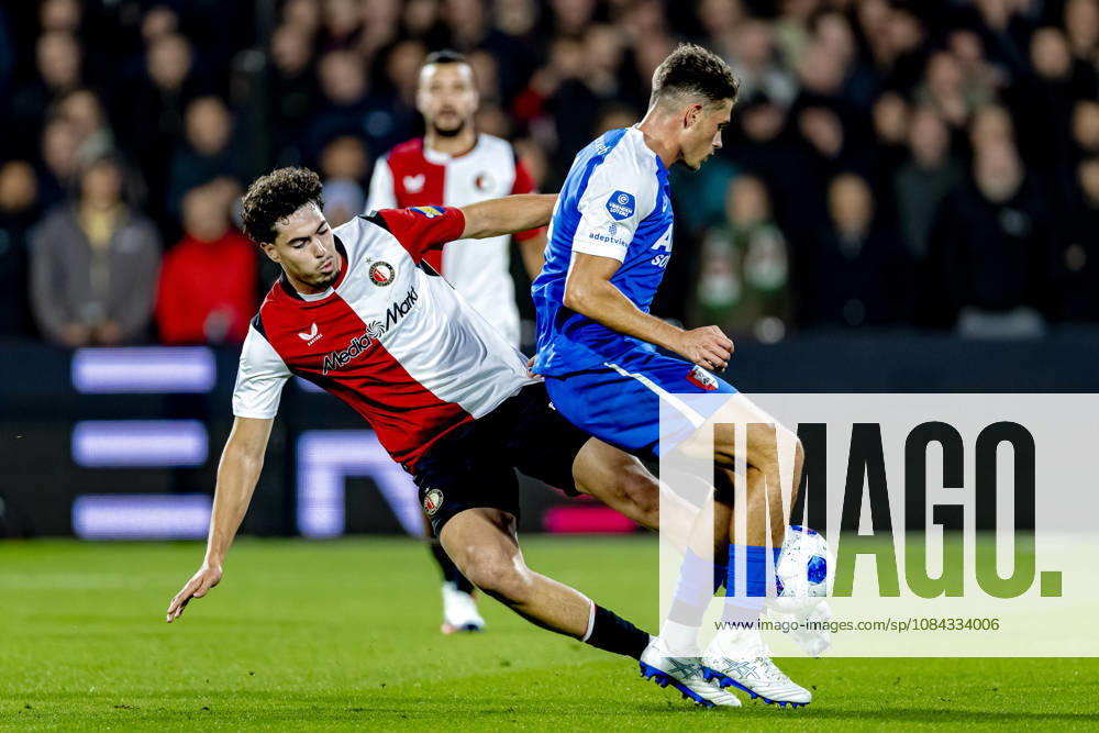 ROTTERDAM: AZ Alkmaar defender Lewis Schouten and SC Feyenoord Rotterdam forward Nacho Ferri during the Vriendenloterij Eredivisie match between Feyenoord and AZ at De Kuip on October 10, 2026, in Rotterdam, the Netherlands. Photo by DeFodi Images