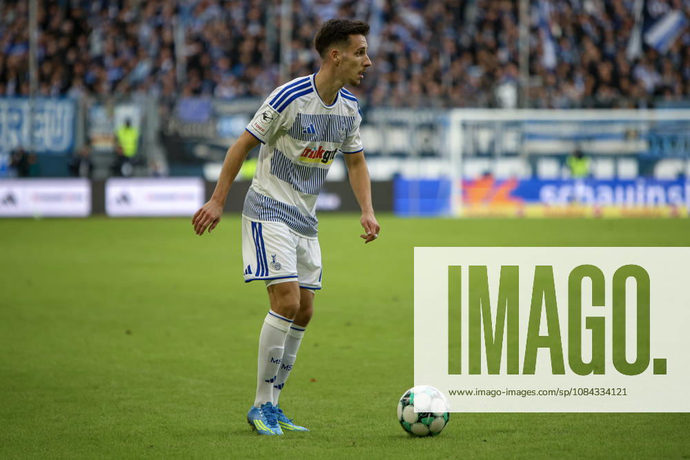 GER, Soccer, Men s, 3rd Division, 2026–2027 Season, MSV Duisburg vs. TSG Hoffenheim II, Conor Noß of Duisburg in action with the ball, individual play, Duisburg, Schauinsland, Reisen Arena, North Rhine-Westphalia, Germany