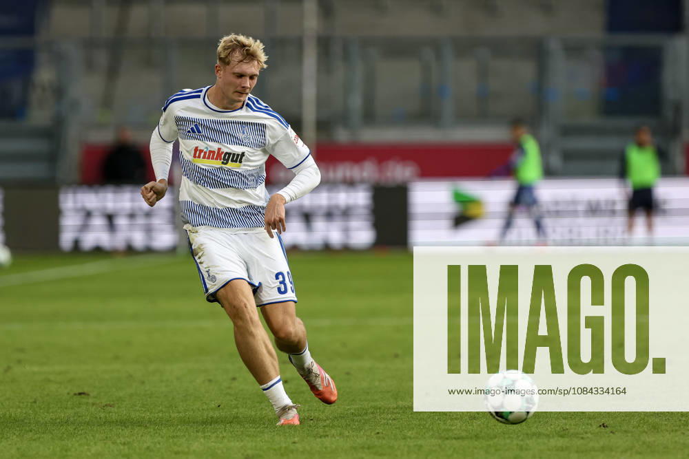 Germany, Soccer, Men s, 3rd Division, 2026–2027 Season, MSV Duisburg vs. TSG Hoffenheim II, Peter Remmert, Duisburg in action with the ball, individual play, Duisburg, Schauinsland, Reisen Arena, North Rhine-Westphalia, Germany