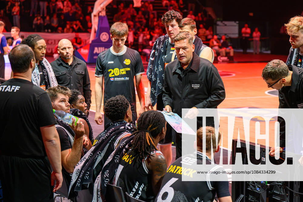 Basketball Season 2026–2027 2nd Bundesliga Pro A Matchday 4 Nuremberg Falcons Basketball Club (NBC) vs. Kreisbau Kirchheim Knights AlSch Igor Perovic, Head Coach of the Kirchheim Knights, with his team