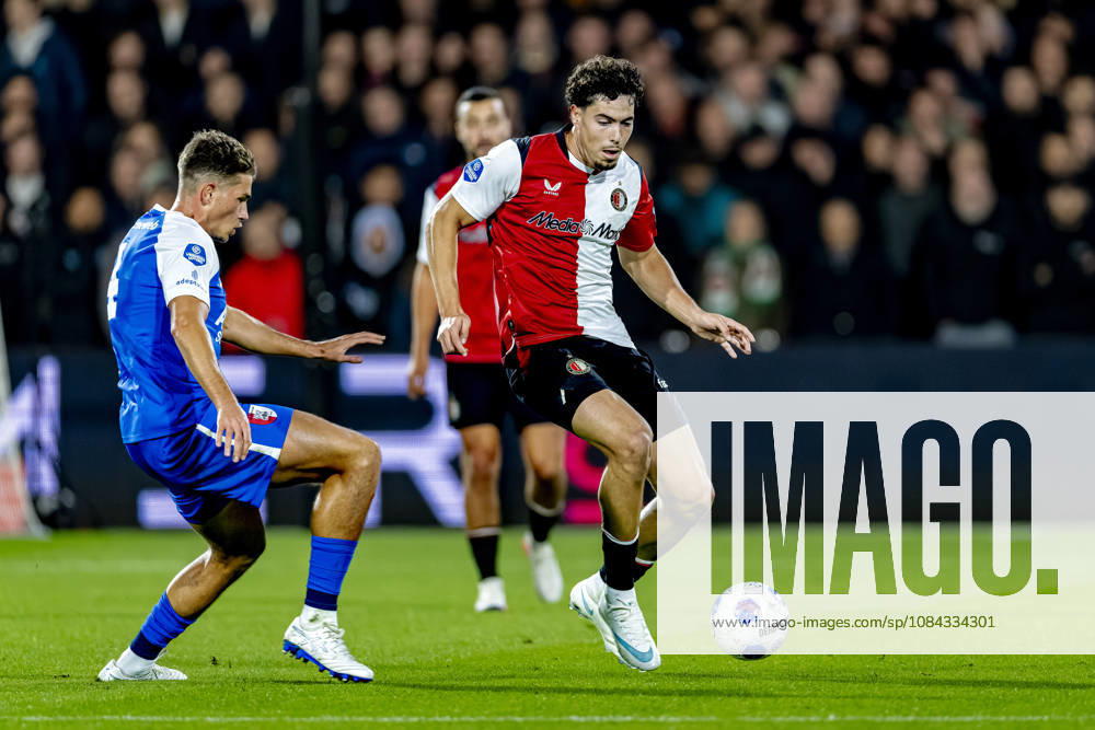 ROTTERDAM: AZ Alkmaar defender Lewis Schouten and SC Feyenoord Rotterdam forward Nacho Ferri during the Vriendenloterij Eredivisie match between Feyenoord and AZ at De Kuip on October 10, 2026, in Rotterdam, the Netherlands. Photo by DeFodi Images