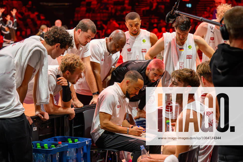 Basketball Season 2026–2027 2nd Bundesliga Pro A Matchday 4 Nuremberg Falcons Basketball Club (NBC) vs. Kreisbau Kirchheim Knights AlSch Tim Timothy James Black, Head Coach of the Nuremberg Falcons BC (NBC), with his team