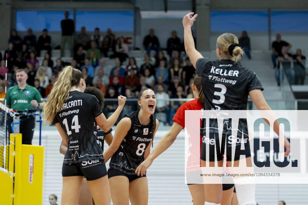 DEKRA 1st Bundesliga Women: Schwarz Weiss Erfurt vs. Rote Raben Vilsbiburg, Erfurt, October 10, 2026. Cheering, Alice Clemente 8, Rote Raben Vilsbiburg, center of the photo with her team; DEKRA 1 Women’s Bundesliga: Schwarz Weiss Erfurt vs. Rote Raben Vilsbiburg, Riethsporthalle, Erfurt