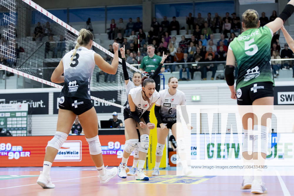 DEKRA 1 Bundesliga Women Schwarz Weiss Erfurt vs. Rote Raben Vilsbiburg Erfurt, October 10, 2026, Celebration, Isabel Petra KovaÄ u008Dic 11 Schwarz Weiss Erfurt (center) with Lina Marie Lieb 3 Schwarz Weiss Erfurt (left), Elizabeth Sandbothe 2 Schwarz Weiss Erfurt (behind her), Larissa Winter 6 Schwarz Weiss Erfurt on the right, and Lotte Goertz 5 Schwarz Weiss Erfurt DEKRA 1 Bundesliga Women Schwarz Weiss Erfurt vs. Rote Raben Vilsbiburg Riethsporthalle, Erfurt